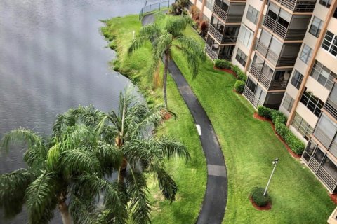 Condo in Pembroke Pines, Florida, 2 bedrooms  № 976597 - photo 1