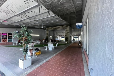 Снять в аренду коммерческую недвижимость в Дорал, Флорида № 1121057 - фото 1