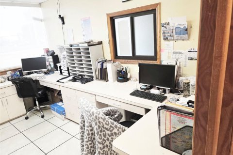 Propiedad comercial en venta en Miami, Florida № 2028144 - foto 22