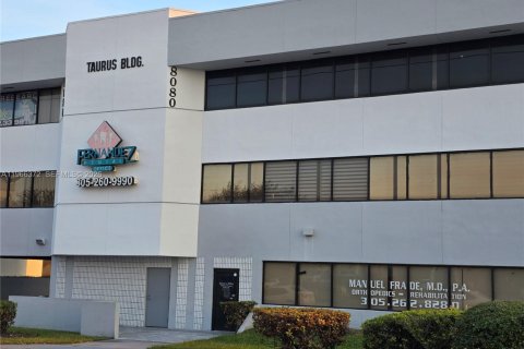 Propiedad comercial en venta en Miami, Florida № 2028144 - foto 9
