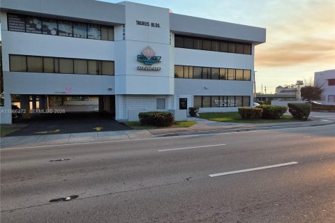 Propiedad comercial en venta en Miami, Florida № 2028144 - foto 10