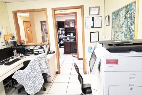 Propiedad comercial en venta en Miami, Florida № 2028144 - foto 25