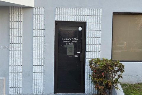 Propiedad comercial en venta en Miami, Florida № 2028144 - foto 18