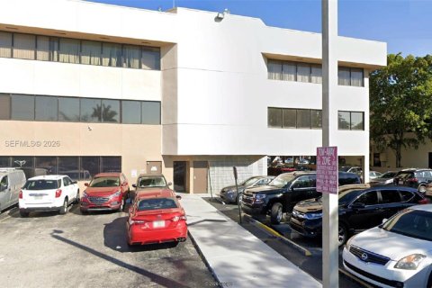 Propiedad comercial en venta en Miami, Florida № 2028144 - foto 12