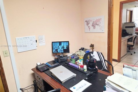 Propiedad comercial en venta en Miami, Florida № 2028144 - foto 28
