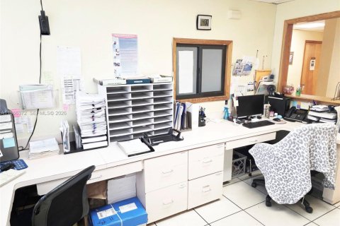 Propiedad comercial en venta en Miami, Florida № 2028144 - foto 24