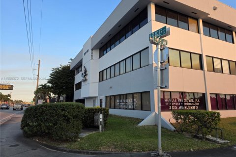 Propiedad comercial en venta en Miami, Florida № 2028144 - foto 4