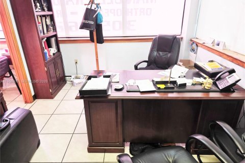 Propiedad comercial en venta en Miami, Florida № 2028144 - foto 30
