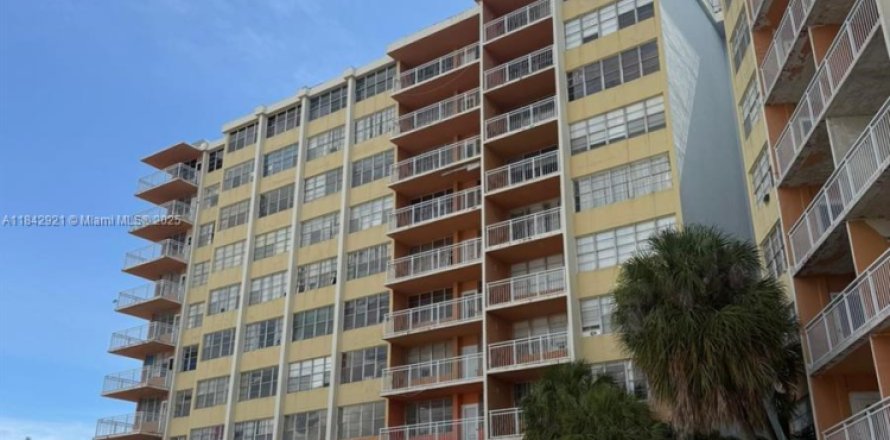 Condominio en North Miami Beach, Florida, 1 dormitorio  № 1940390
