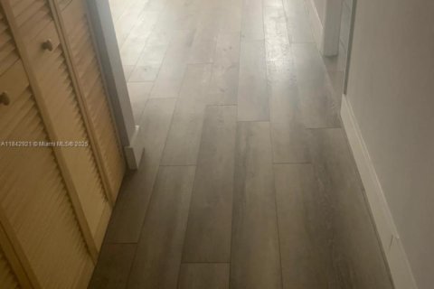 Condominio en venta en North Miami Beach, Florida, 1 dormitorio, 73.39 m2 № 1940390 - foto 3