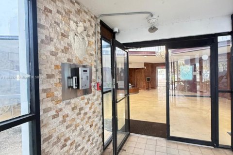 Condominio en venta en North Miami Beach, Florida, 1 dormitorio, 73.39 m2 № 1940390 - foto 18