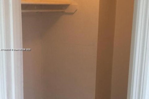 Condo in Miami, Florida, 2 bedrooms  № 1952664 - photo 9