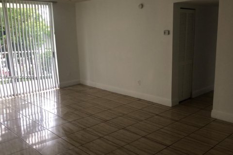 Condo in Miami, Florida, 2 bedrooms  № 1952664 - photo 1