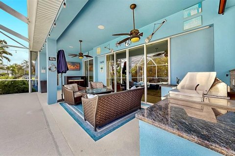 House in Apollo Beach, Florida 5 bedrooms, 273.5 sq.m. № 1556533 - photo 9