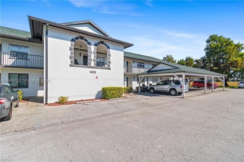 Кондоминиум с 2 спальнями в Кейп-Корал, Флорида № 2061384