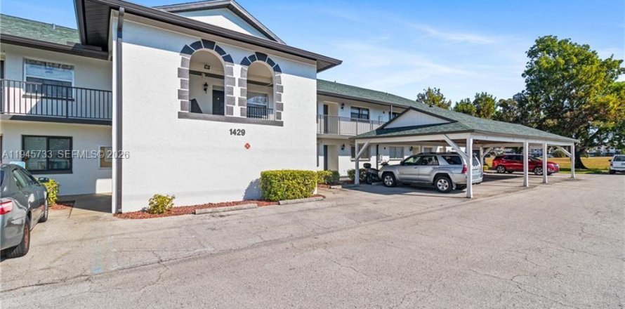 Кондоминиум с 2 спальнями в Кейп-Корал, Флорида № 2061384