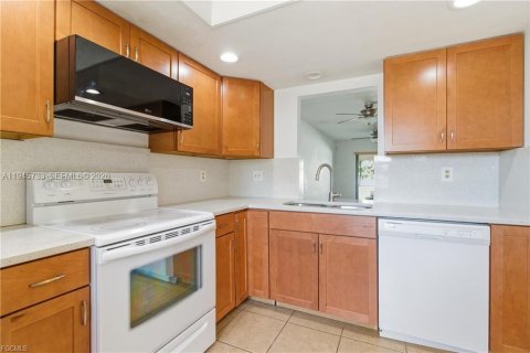 Купить кондоминиум в Кейп-Корал, Флорида 2 спальни, 98.57м2, № 2061384 - фото 10