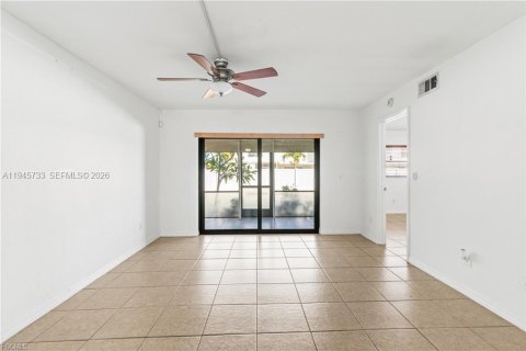 Купить кондоминиум в Кейп-Корал, Флорида 2 спальни, 98.57м2, № 2061384 - фото 21