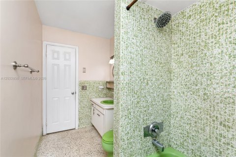 House in Pembroke Pines, Florida 4 bedrooms, 165.74 sq.m. № 2087002 - photo 11