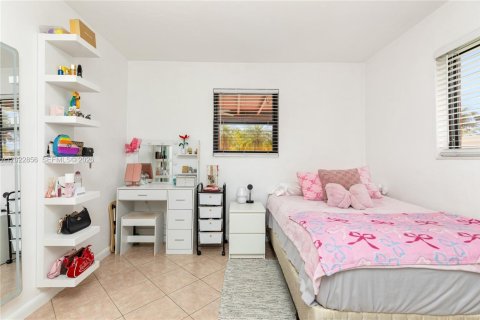 House in Pembroke Pines, Florida 4 bedrooms, 165.74 sq.m. № 2087002 - photo 8