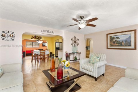 House in Pembroke Pines, Florida 4 bedrooms, 165.74 sq.m. № 2087002 - photo 2