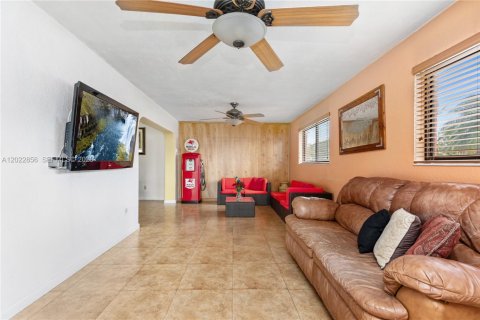House in Pembroke Pines, Florida 4 bedrooms, 165.74 sq.m. № 2087002 - photo 25