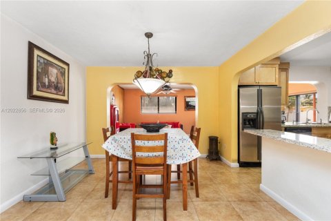 House in Pembroke Pines, Florida 4 bedrooms, 165.74 sq.m. № 2087002 - photo 17