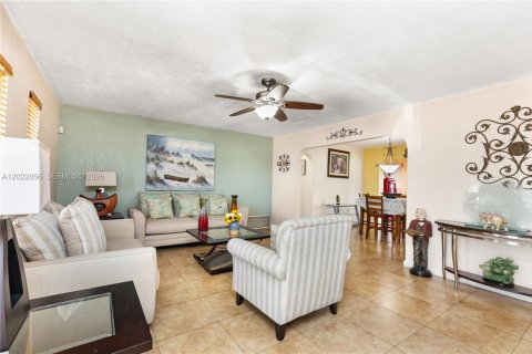 House in Pembroke Pines, Florida 4 bedrooms, 165.74 sq.m. № 2087002 - photo 14