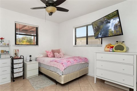 House in Pembroke Pines, Florida 4 bedrooms, 165.74 sq.m. № 2087002 - photo 9