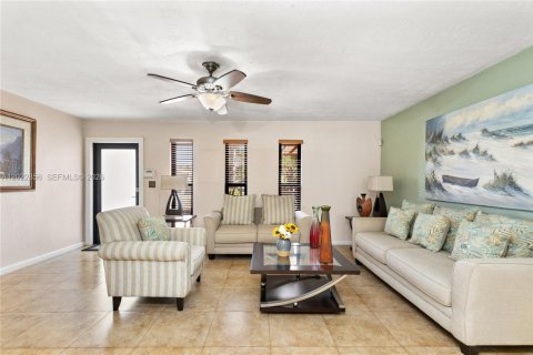 House in Pembroke Pines, Florida 4 bedrooms, 165.74 sq.m. № 2087002 - photo 15