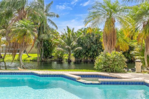 House in Pembroke Pines, Florida 4 bedrooms, 165.74 sq.m. № 2087002 - photo 4