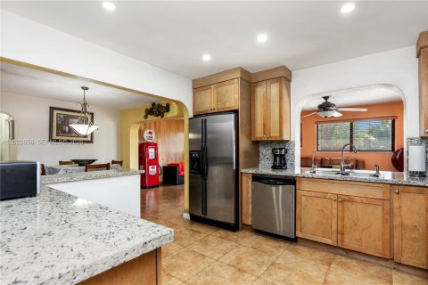 House in Pembroke Pines, Florida 4 bedrooms, 165.74 sq.m. № 2087002 - photo 3