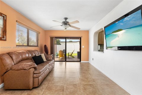 House in Pembroke Pines, Florida 4 bedrooms, 165.74 sq.m. № 2087002 - photo 24