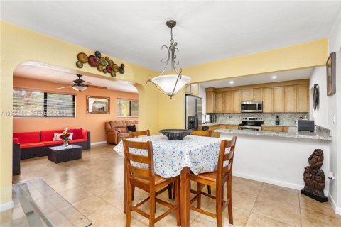 House in Pembroke Pines, Florida 4 bedrooms, 165.74 sq.m. № 2087002 - photo 18