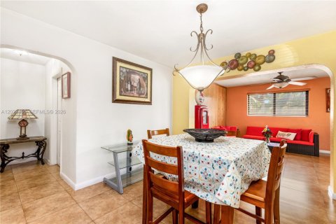 House in Pembroke Pines, Florida 4 bedrooms, 165.74 sq.m. № 2087002 - photo 22