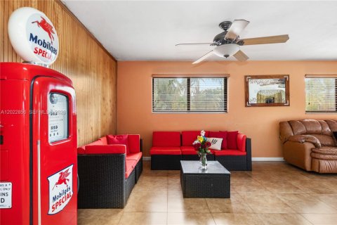 House in Pembroke Pines, Florida 4 bedrooms, 165.74 sq.m. № 2087002 - photo 23
