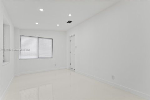 Villa ou maison à vendre à North Miami Beach, Floride: 3 chambres, 109.16 m2 № 1972742 - photo 21