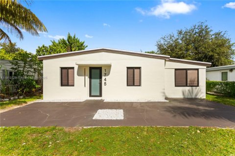 Villa ou maison à vendre à North Miami Beach, Floride: 3 chambres, 109.16 m2 № 1972742 - photo 2