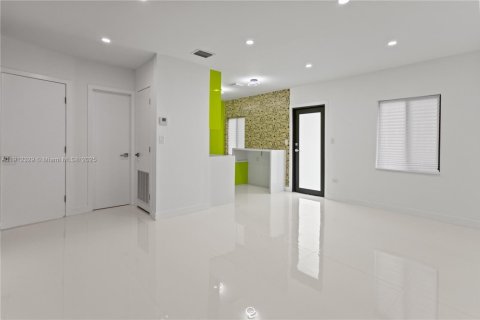 Villa ou maison à vendre à North Miami Beach, Floride: 3 chambres, 109.16 m2 № 1972742 - photo 4