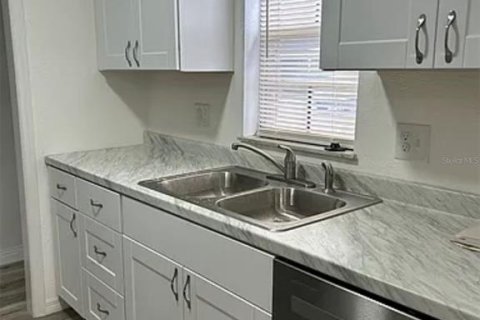 Condo in Saint Petersburg, Florida, 1 bedroom № 2403663 - photo 12