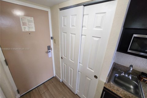 Copropriété à louer à Sunny Isles Beach, Floride: 33.44 m2 № 1729895 - photo 18