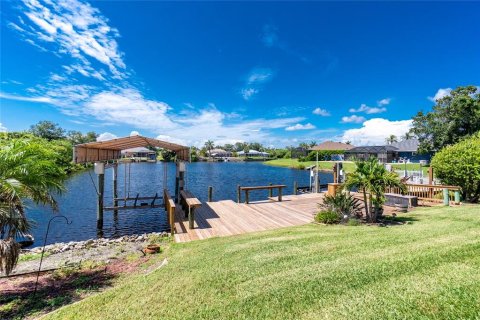 House in Port Charlotte, Florida 3 bedrooms, 161.93 sq.m. № 1837427 - photo 18