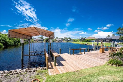House in Port Charlotte, Florida 3 bedrooms, 161.93 sq.m. № 1837427 - photo 17