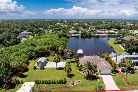 House in Port Charlotte, Florida 3 bedrooms, 161.93 sq.m. № 1837427 - photo 1