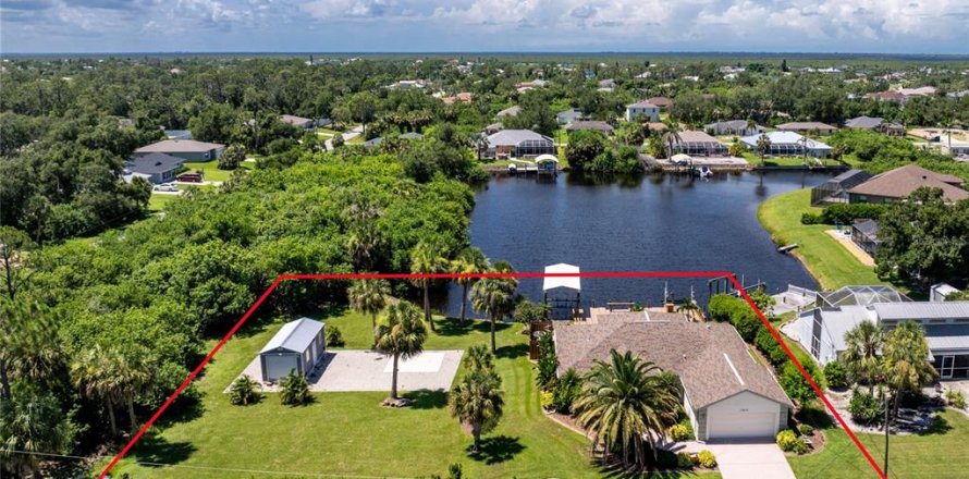 House in Port Charlotte, Florida 3 bedrooms, 161.93 sq.m. № 1837427