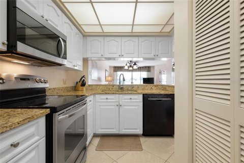 Condo in Venice, Florida, 2 bedrooms  № 2210632 - photo 15