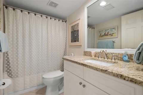 Condo in Venice, Florida, 2 bedrooms  № 2210632 - photo 23