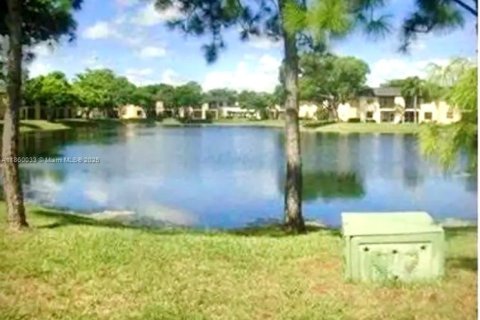 Condo in Pembroke Pines, Florida, 2 bedrooms  № 1889974 - photo 5