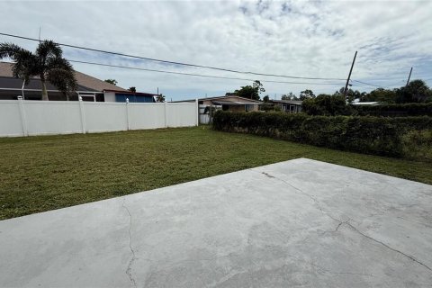 House in Port Charlotte, Florida 3 bedrooms, 109.9 sq.m. № 1825108 - photo 11