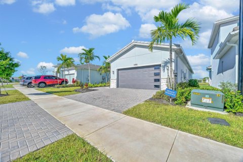 House in Port St. Lucie, Florida 3 bedrooms, 190.73 sq.m. № 2260273 - photo 2